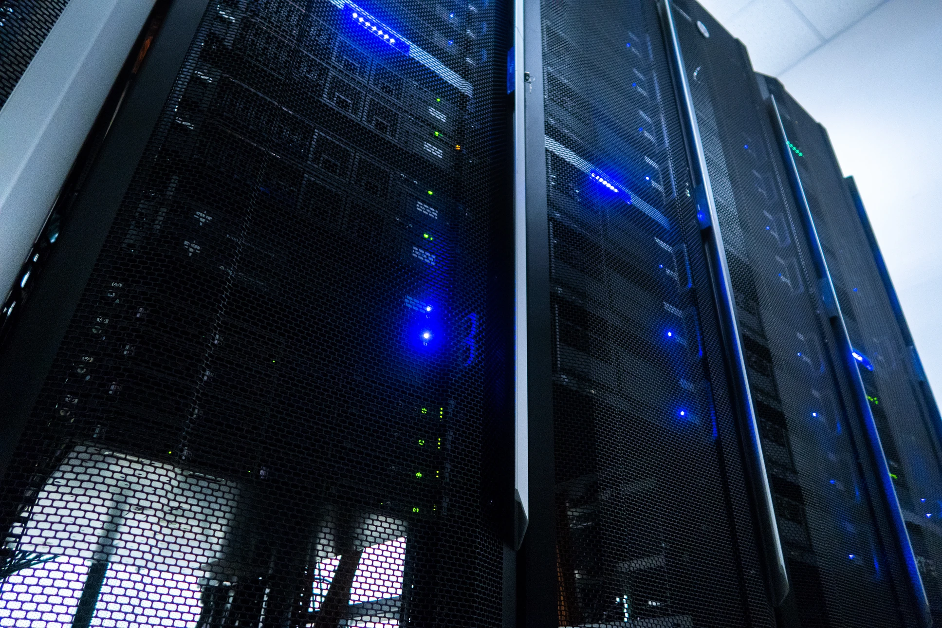 Salle de serveurs informatiques avec baies de stockage alignées dans un data center moderne