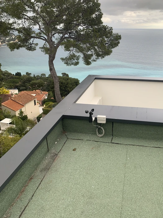 Tableau électrique mural avec coffret de protection transparent contenant des disjoncteurs modulaires