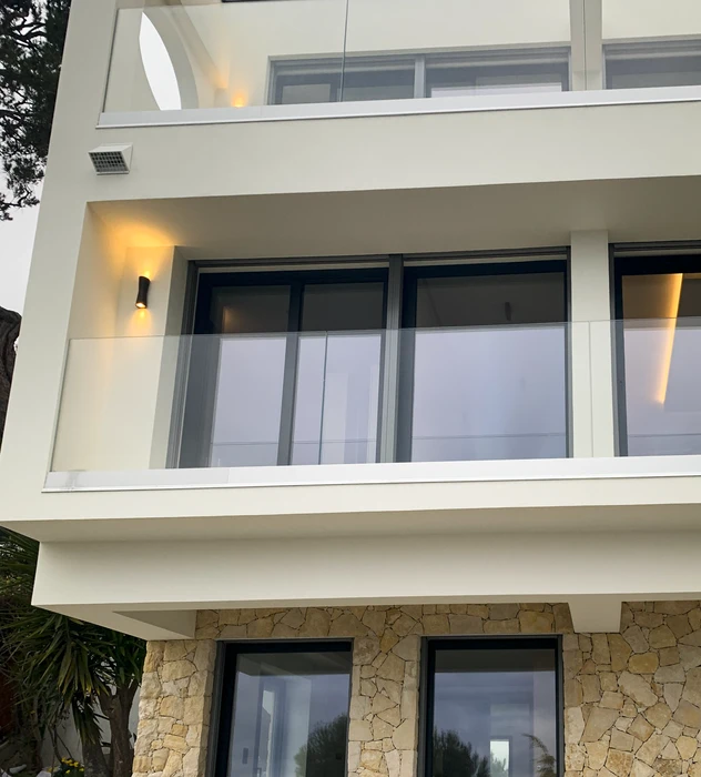 Électricien professionnel travaillant sur un tableau électrique dans un bâtiment en construction