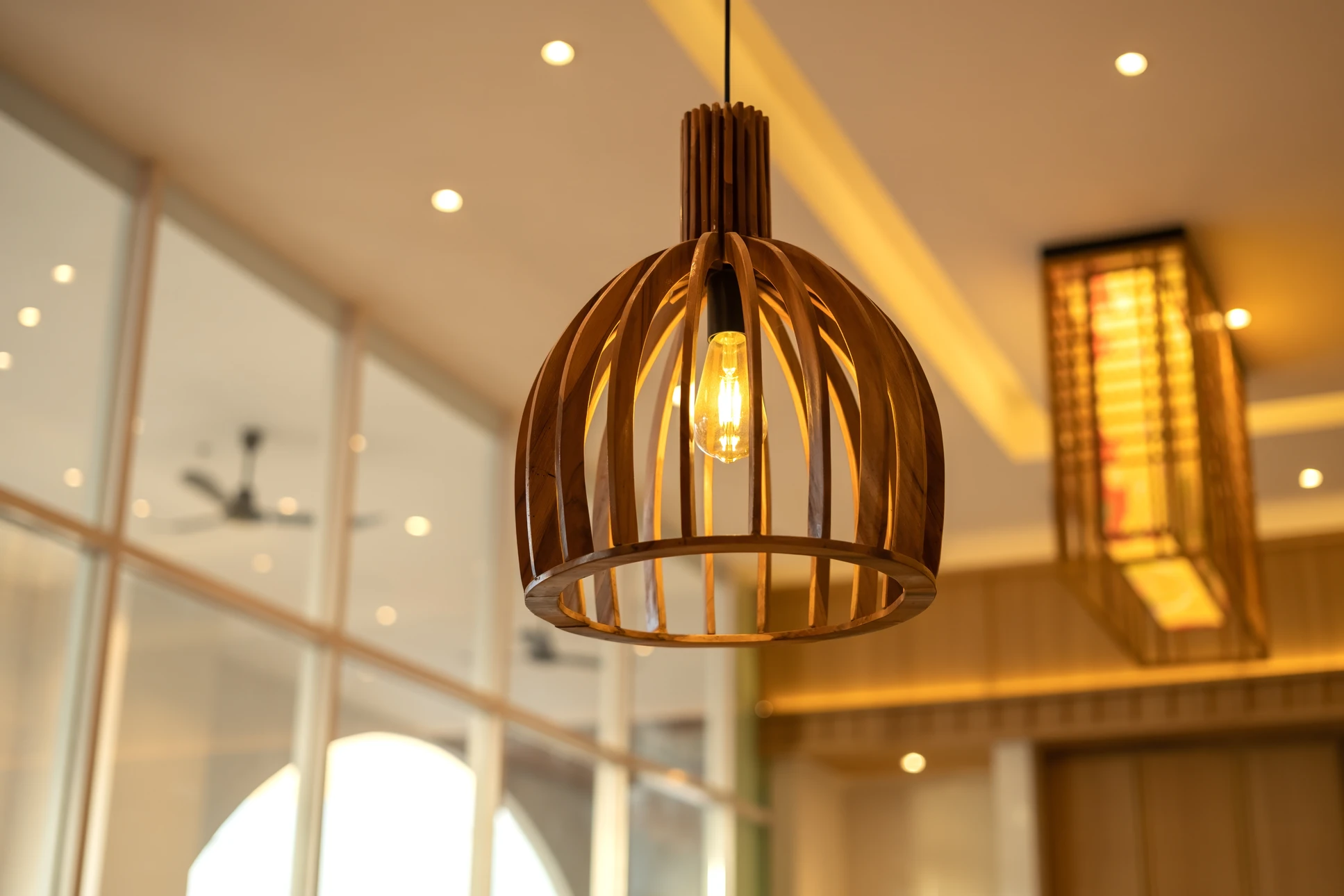 L'éclairage par LED caché d'un plafond étiré dans le salon