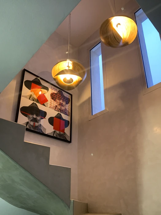 Tableau électrique en cours d'installation, fixé sur un mur blanc intérieur