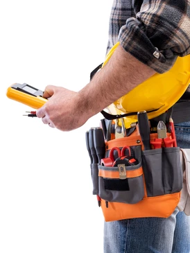 Ouvrier travaillant sur toiture en tuiles fibrociment, effectuant réparation avec marteau et clou