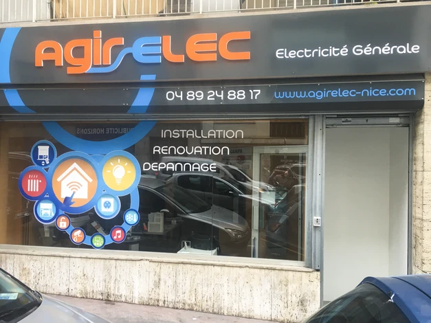 Électricien en combinaison bleue travaillant sur tableau électrique mural blanc